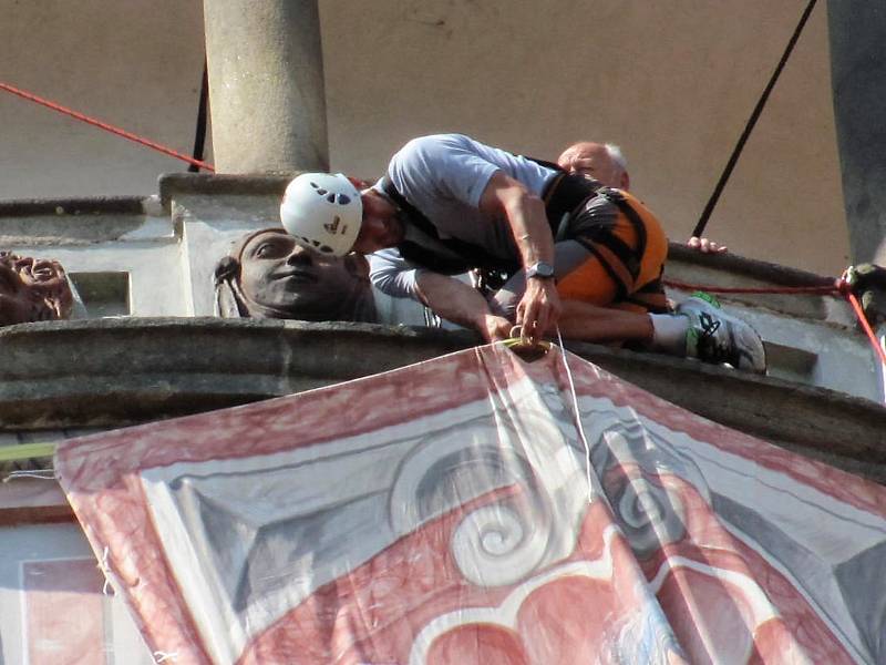 Lezci oblékli před Slavnostmi pětilisté růže krumlovskou zámeckou věž do čtyř pláten s obřími figurami, které  zobrazují čtveřici živlů: oheň, vodu, vzduch a zemi.