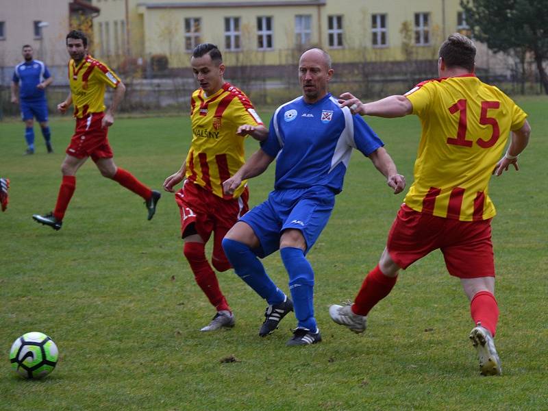 I.B třída (skupina A) - 14. kolo: Sokol Chvalšiny (červenožluté dresy) - Vltavan Loučovice 1:3 (1:3).