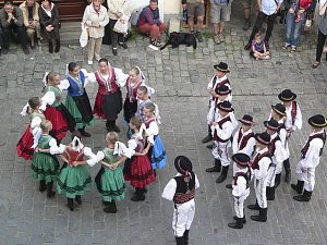 Ozdobou Svatováclavských slavností v Českém Krumlově je Mezinárodní folklórní festival, kdy je možno potkat tanečníky i v ulicích města.