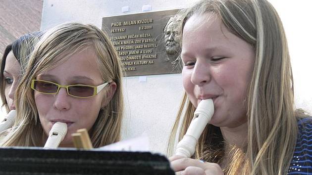 Pamětní deska na Milana Kyzoura je instalována na budově Základní umělecké školy v Kaplici.