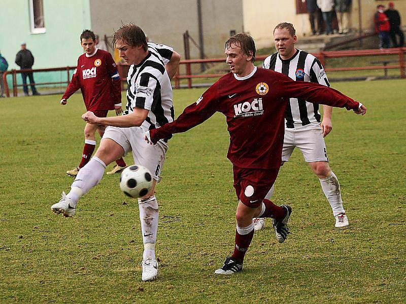 Fotbalové utkání krajského přeboru mužů / FK Spartak Kaplice - FC Písek B 3:2 (2:1).