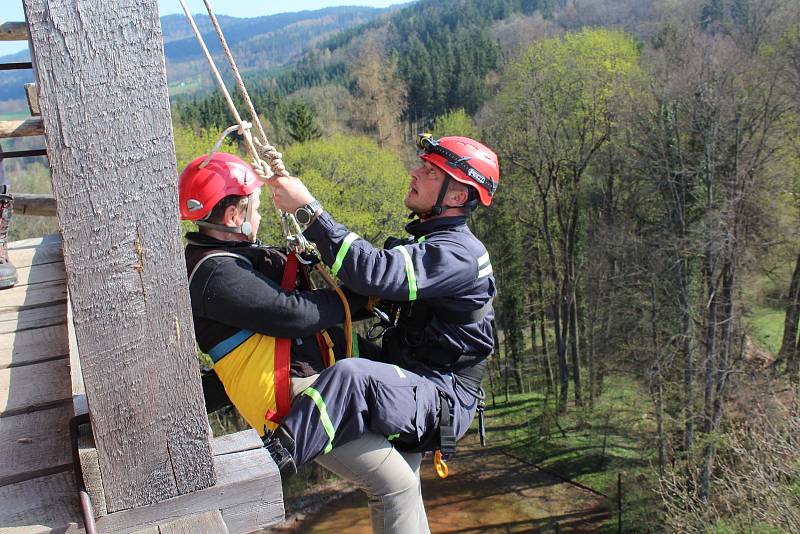 Lezecká skupina Územního odboru Český Krumlov HZS JčK spouštěla na laně z horní plošiny středověkého lešení na Jakobínce při taktickém cvičení dva raněné. Zásahu velel Marek Voldřich.