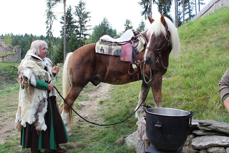 Příprava  na  Průvod Bavora III. a bratří z Vitějovic hradem a ceremonii předání hradu a na vyhlášení rytířského turnaje.