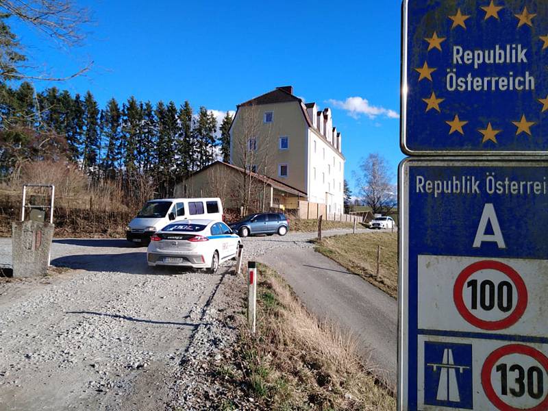 Na malém hraničním přechodu v Českém Heršláku na Českokrumlovsku panuje čilý ruch.