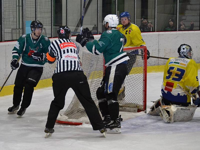 1. semifinále: HC Slavoj Český Krumlov (zelené dresy) - TJ Loko Veselí nad Lužnicí 6:5 po náj. (4:2, 1:2, 0:1 - 0:0).