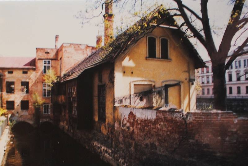 Český Krumlov v roce 1999. Pohled na mlýnskou stoku u Mrázkova mlýna v Kájovské ulici.