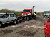 Na křižovatce silnic I/39 a II/155 nad Harazimem došlo k nehodě osobního auta a motocyklu.