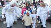 Adventní charitativní trh ve Velešíně, průvod andělů a rozsvícení vánočního stromu.