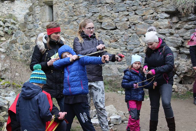 V neděli byla oficiálně zahájena sezóna na zřícenině Dívčí Kámen. Den plný zábavy s hrou o poklad, dílnami, střelbou z luku a kuše či školou žonglování  si užily stovky dětí i dospělých.