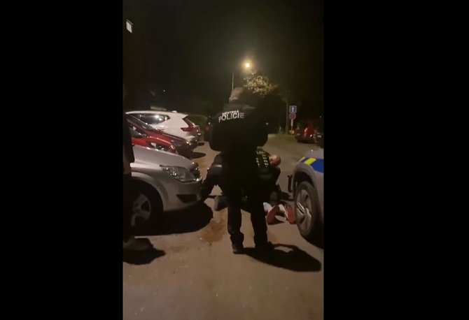 Noční zásah policie na českokrumlovském sídlišti.