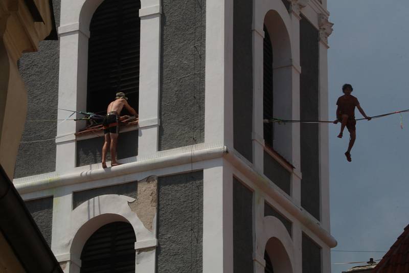 Novodobí provazochodci. V Krumlově se koná Festival highlinerů a slacklinerů.