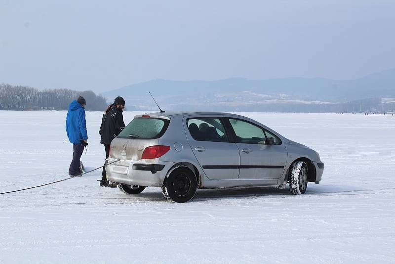 O víkendu v Horní Plané jezdilo přes zamrzlé Lipno jednou auto za druhým.