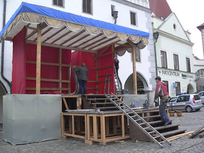 Na českokrumlovském náměstí jsou přípravy na zahájení adventu v plném proudu.