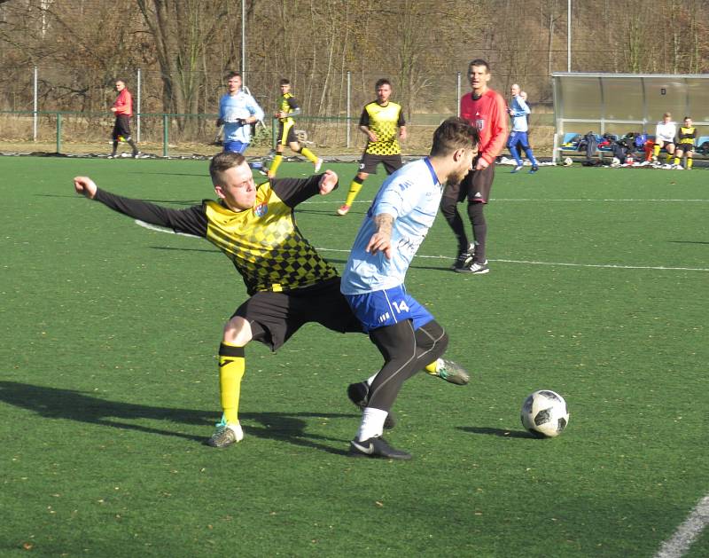 Hlubocká zimní liga – 3. kolo: FK Spartak Kaplice (žlutočerné dresy) – FK Protivín 4:2 (1:1).