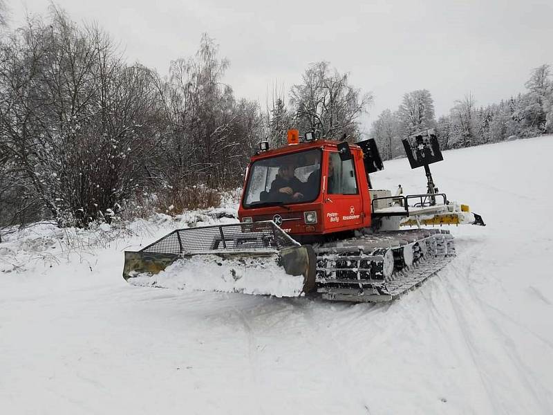 Úprava bílé stopy v Pohoří na Šumavě.