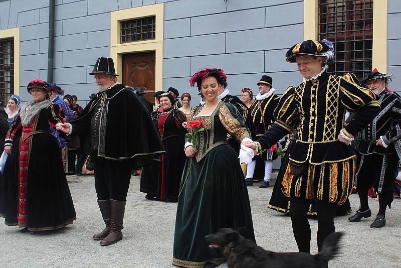 Historický kostýmovaný průvod v sobotu slavnostně zahájil zámeckou sezónu v Českém Krumlově.