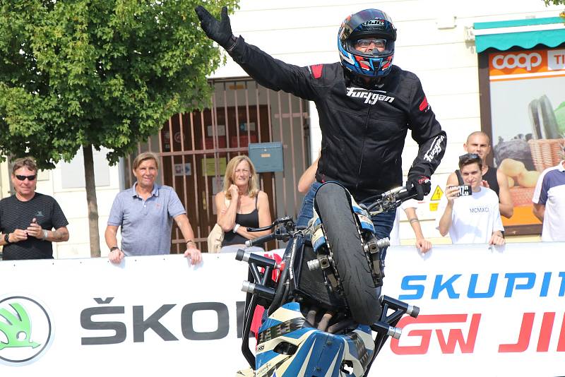 Grand Prix Kaplice otevřel motocyklový kaskadér Martin Krátký který předvedl své mistrovství v sedle Yamahy a MZ.