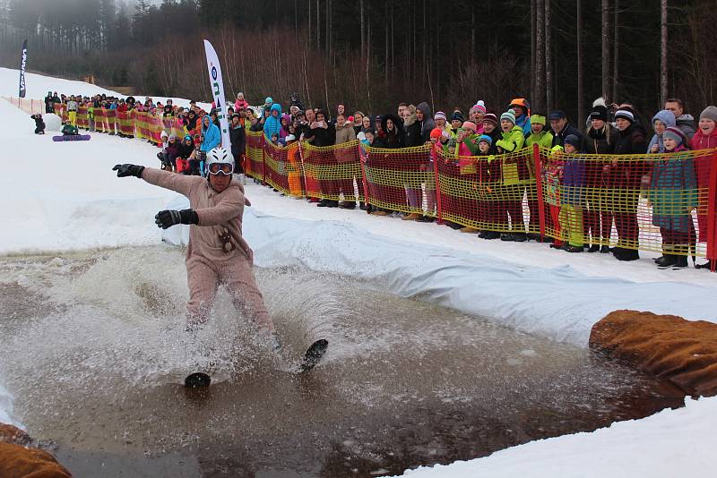 Šestačtyřicet nadšenců na lyžích a na snowboardech zakončilo zimní sezónu stylově, velikonočním přejezdem Lipenské louže.