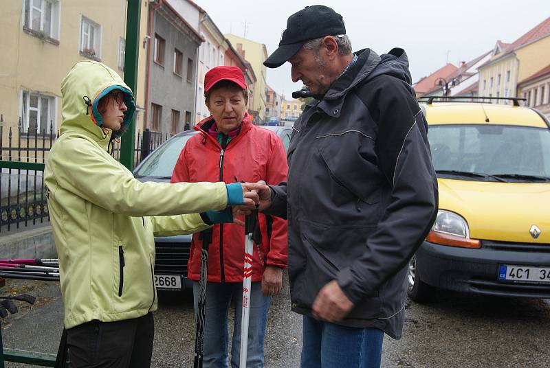 Nordic Walking branou Novohradských hor v Benešově nad Černou se konal i navzdory dešti.