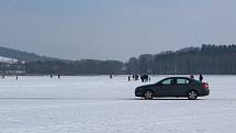 O víkendu v Horní Plané jezdilo přes zamrzlé Lipno jednou auto za druhým.