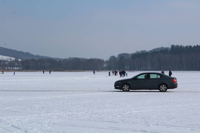 O víkendu v Horní Plané jezdilo přes zamrzlé Lipno jednou auto za druhým.