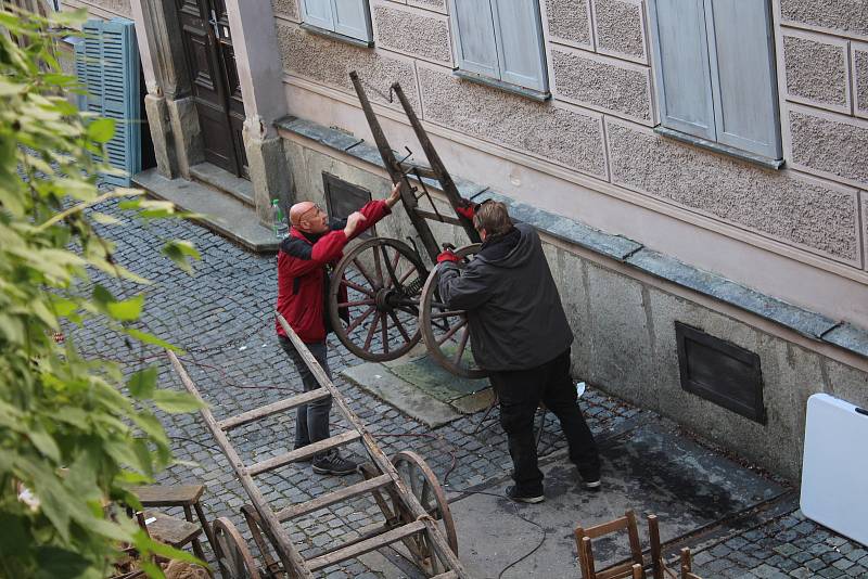 Připravy na natáčení historického filmu v Českém Krumlově jsou v plném proudu.