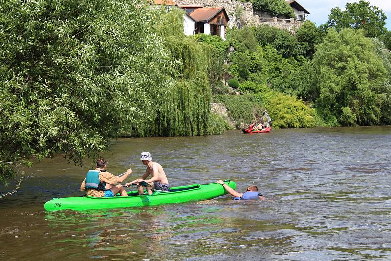 Vysoký stav vody ve Vltavě v Českém Krumlově (kolem 150 cm a průtok téměř 40 kubíků za vteřinu) na začátku července 2020 je zrádný.