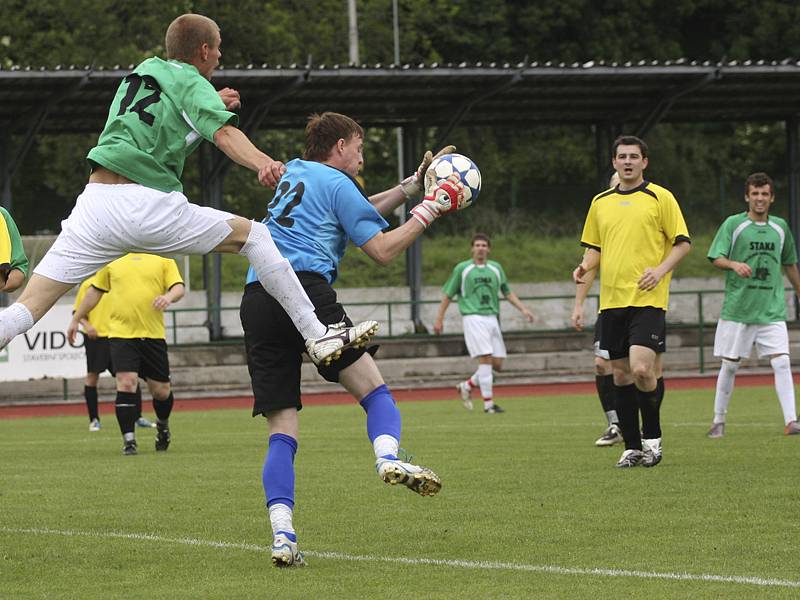 Před brankou střeženou Michalem Rybákem bylo neustále živo a kaplický gólman se měl co ohánět (v této chvíli vyšel vítězně ze souboje s Petrem Fišerem).