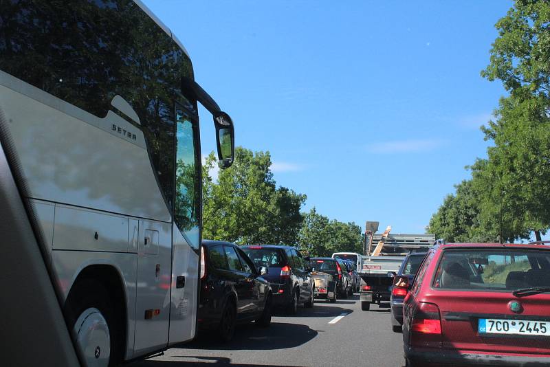 V sobotu dopoledne byl Krumlov ucpán z obou stran.