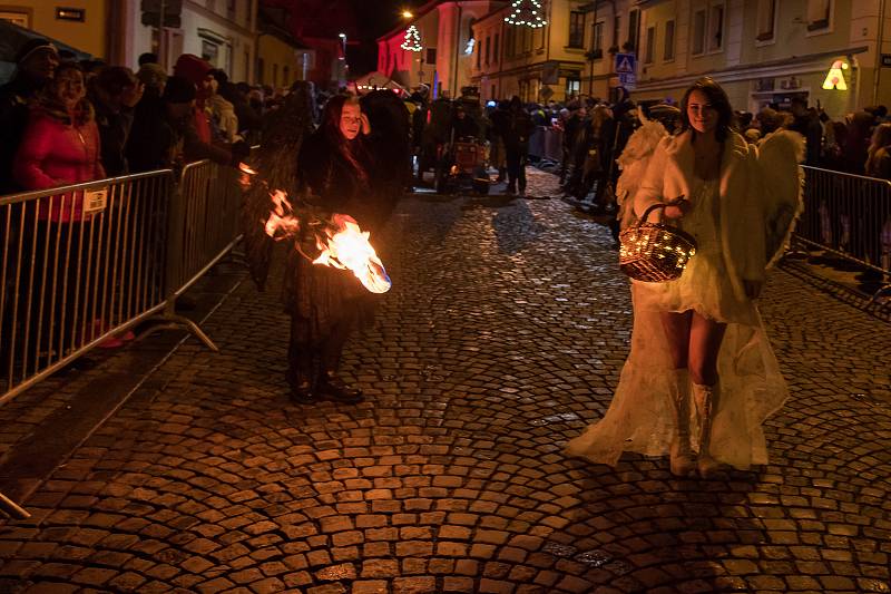 Diváci se během Krampus show v Kaplici náramně bavili.