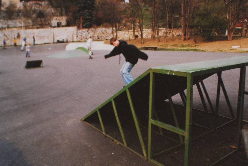Český Krumlov v roce 1999. Skateboardové hřiště ve Fialkové ulici.