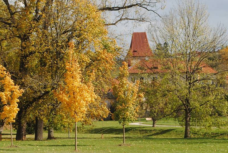 Český Krumlov se oblékl do podzimního.