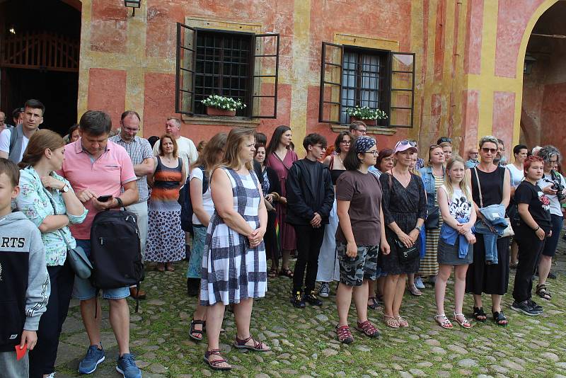 Zahájení výstavy žáků výtvarného oboru ZUŠ Český Krumlov. Učitelé výtvarky nejsou žádní suchaři, a tak pro návštěvníky připravili překvapení pro obveselení.