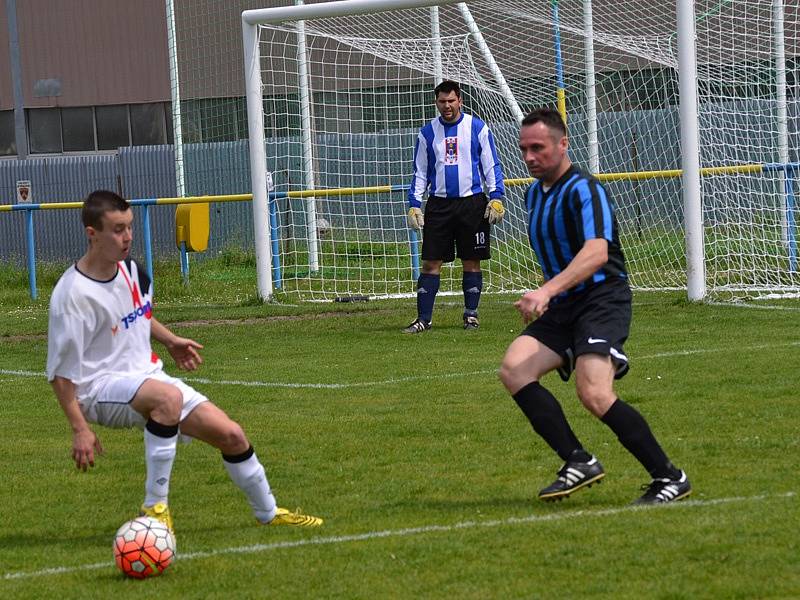 I.A třída (skupina B) - 21. kolo: FC Velešín (modročerné dresy) - SK Větřní 3:1 (0:0).