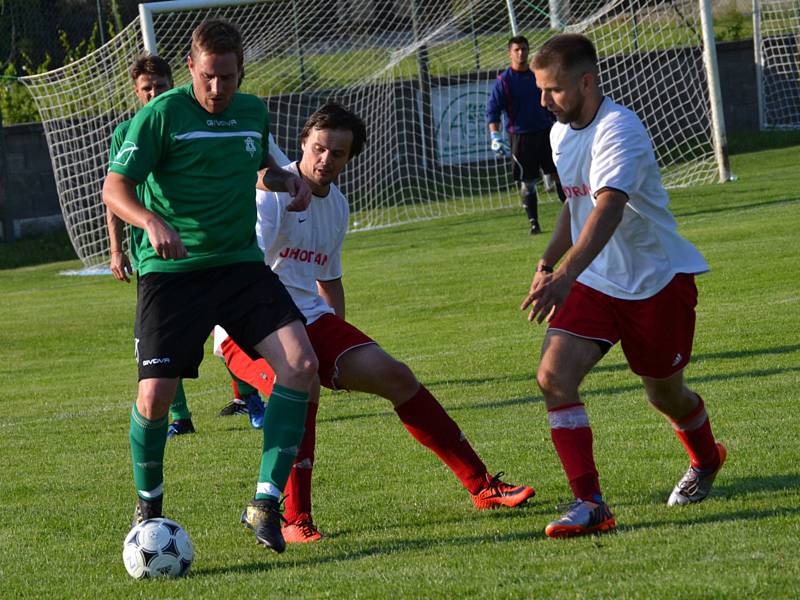 OP muži - 22. kolo: Sokol Křemže (bílé dresy) - Dynamo Vyšší Brod 5:1 (1:0).