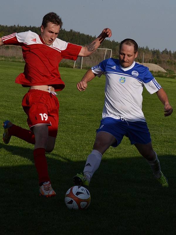 OP muži - 15. kolo: Sokol Křemže (červené dresy) - FC Lipno 7:3 (3:2).