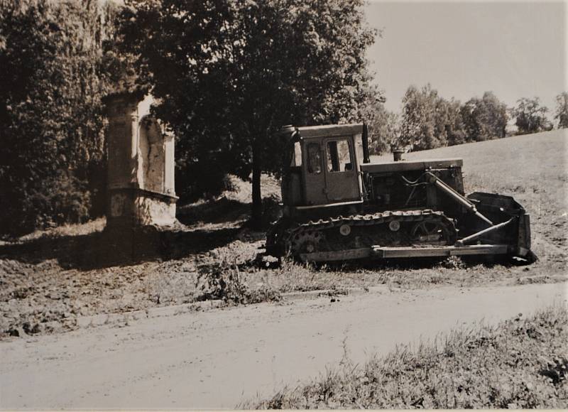 Cesta ke kapli je již hotova, kapličky křížové cesty na opravu teprve čekají.