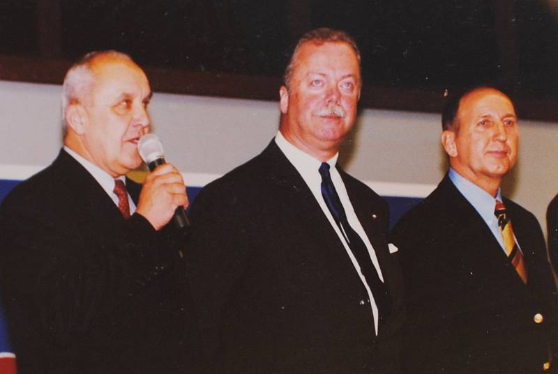 Český Krumlov v roce 1999. Ze slavnostního otevření tenisové haly.