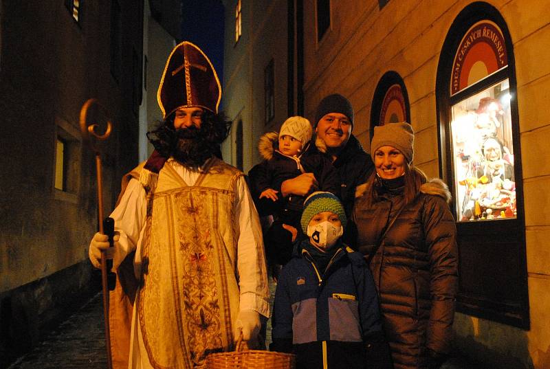 Nadílku v ulicích centra Českého Krumlova rozdával Mikuláš.