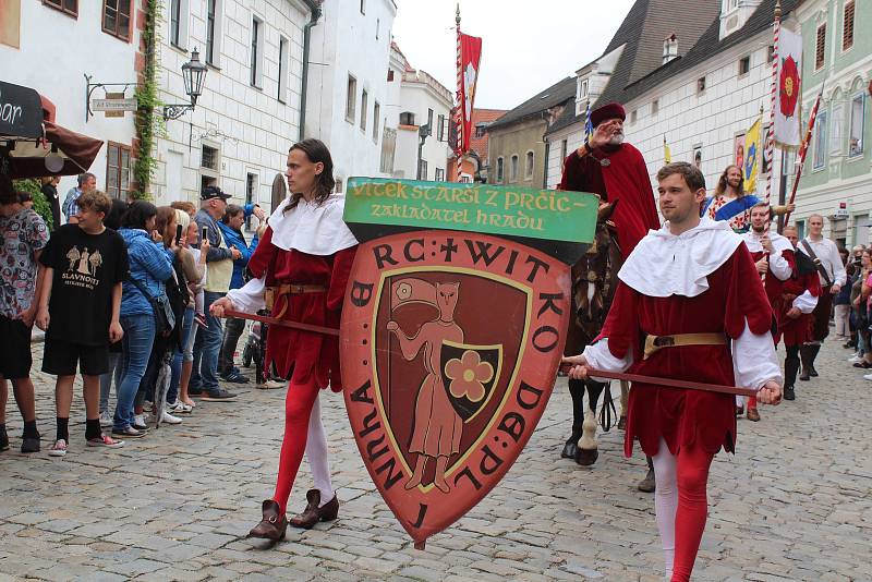 Krásnou podívanou opět návštěvníkům Krumlova připravil hlavní kostýmovaný průvod Slavností pětilisté růže.