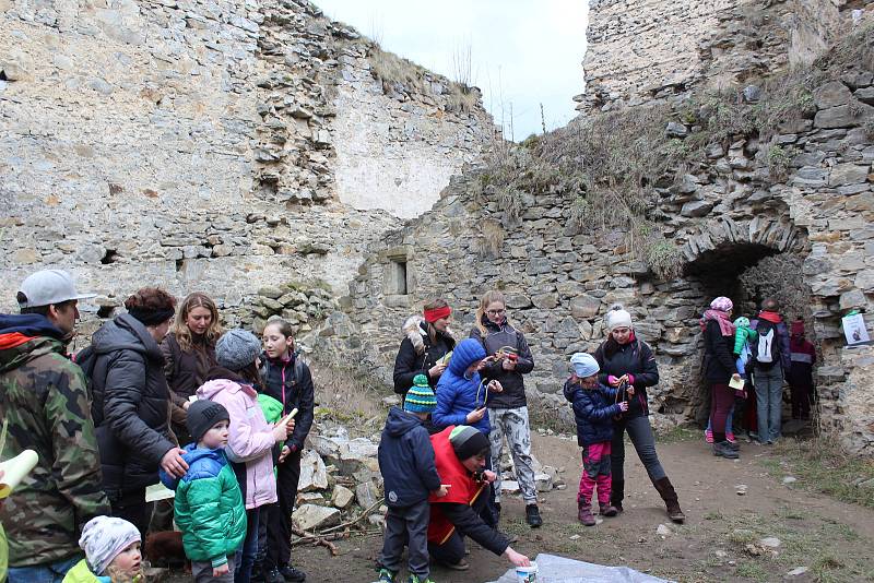 V neděli byla oficiálně zahájena sezóna na zřícenině Dívčí Kámen. Den plný zábavy s hrou o poklad, dílnami, střelbou z luku a kuše či školou žonglování  si užily stovky dětí i dospělých.