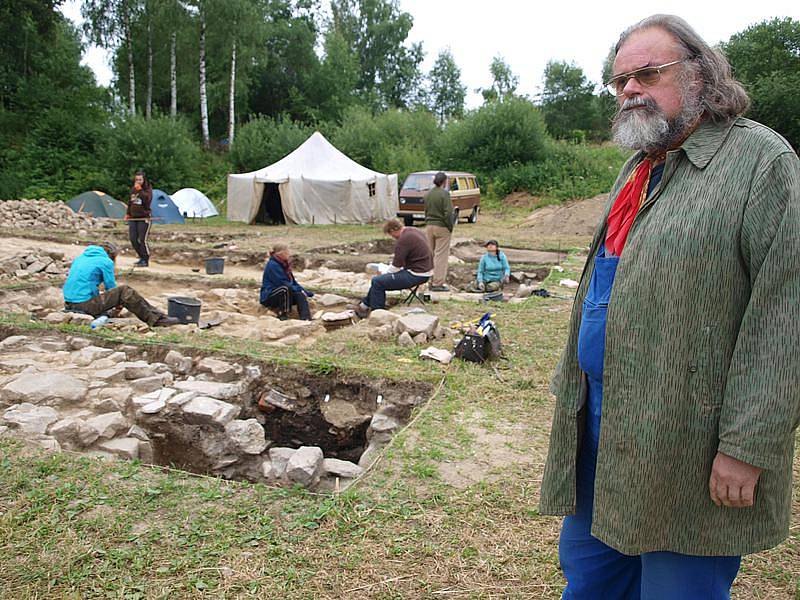 Profesor Tomáš Durdík z Archeologického ústavu Akademie věd ČR (v popředí) letošní výzkum na tvrzi v Tiché vedl.