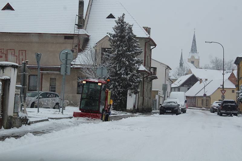 Tak to vypadá po středečním sněžení na Křemežku, v Chlumu, v samotné Křemži, v Holubově, U Zlaté Koruny a krajině pod Kletí, která nad pásem stromů kvůli sněžení a zatažené obloze ani nebyla vidět.