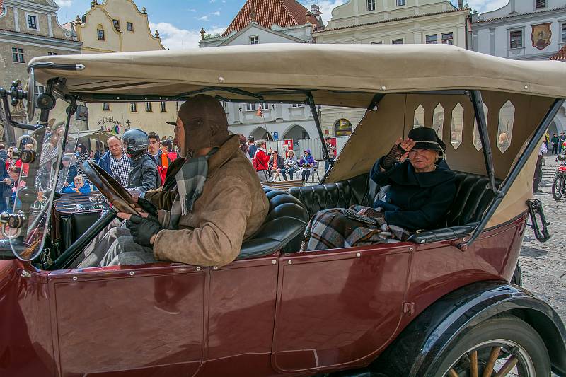 Veteránské vozy způsobily rozruch v Českém Krumlově.