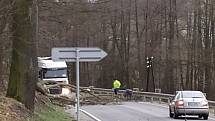 Strom přes cestu spadl i mezi Kájovem a Křenovem na Českokrumlovsku.