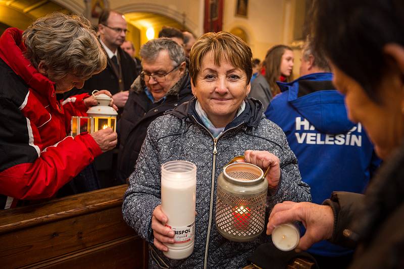 Předání Betlémského světla od hasičů z hornorakouského okresu Freistadt v kostele v Rožmitále na Šumavě.