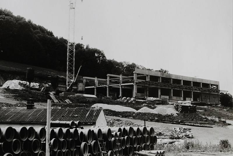 Český Krumlov v roce 1987. Výstavba sýrárny, červenec.