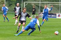 Fotbalisté kaplického béčka (v černobílém) porazili v 5. kola I. B třídy Frymburk přesvědčivě 4:0.