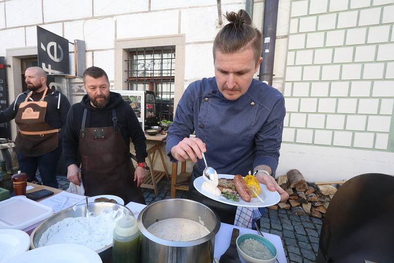 Grilování v českokrumlovské Široké ulici