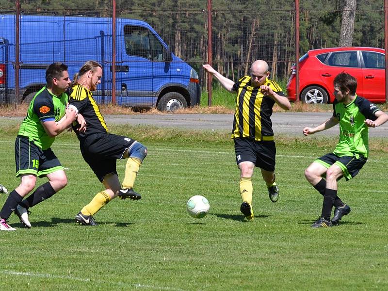 Okresní soutěž muži - 17. kolo: SK Holubov (žlutočerné dresy) - FC Velešín B 2:1 (1:0).